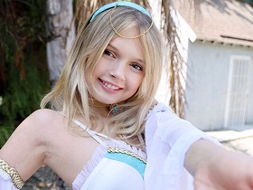 ミニマム合法ロリがコスプレ撮影会で身長差40㎝超えの男たちとガリバー3P！！ココ（25）　サンプル画像04